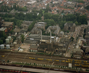 119746 Luchtfoto van de Hulp Warmtecentrale van de Stadsverwarming van het Provinciaal en Gemeentelijk Utrechts ...